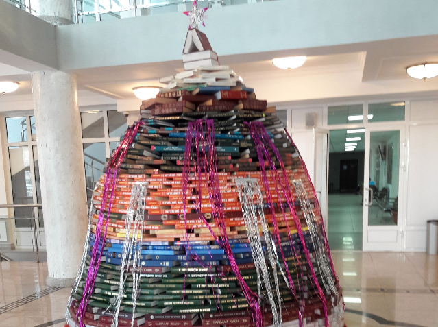 В Улан-Удэ библиотекари собрали двухметровую ёлку из новых книг