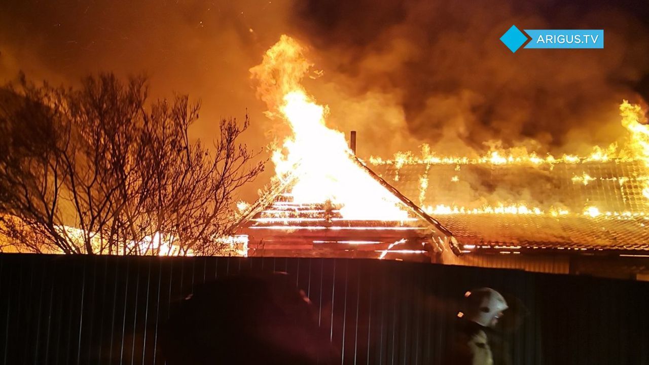 Огненное зарево. В Улан-Удэ сгорел жилой дом