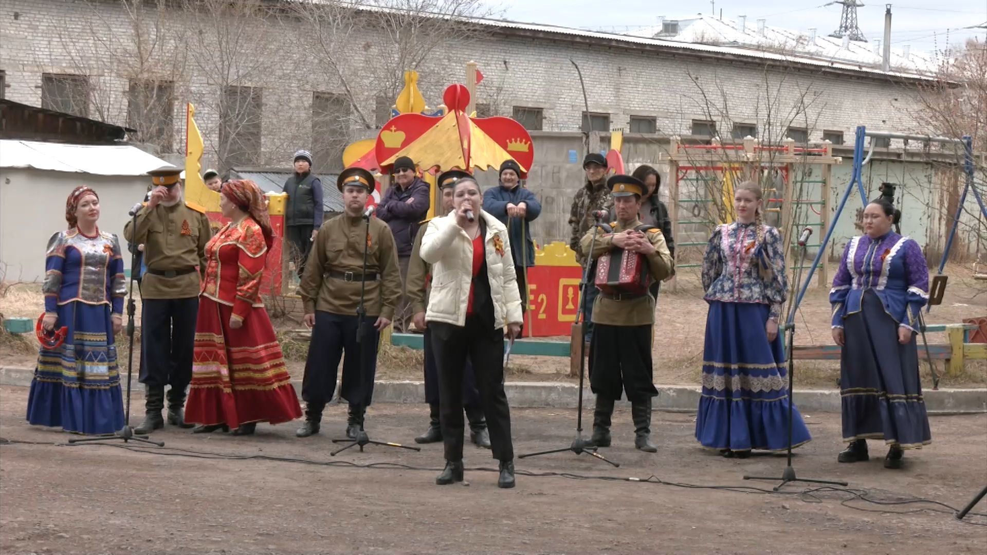 В Улан-Удэ фронтовые бригады поют для ветеранов