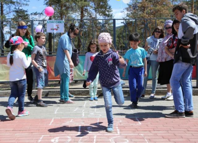 На фестивале дворовых игр в Улан-Удэ маленькие горожане забыли о гаджетах и заставили родителей вернуться в детство