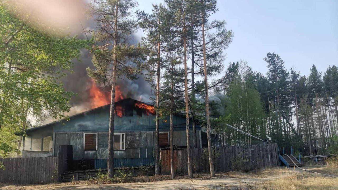 Многоквартирный дом вспыхнул из-за короткого замыкания на севере Бурятии