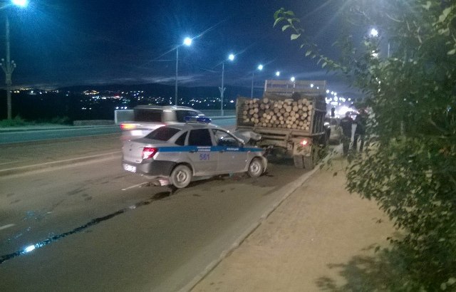 В Улан-Удэ полицейская машина врезалась в грузовик