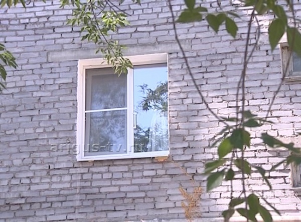 В Улан-Удэ ребенок выпал из окна 4 этажа