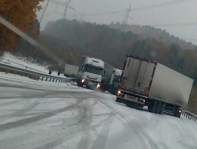 В Бурятию пришла зима, федеральную трассу припорошило снегом (ФОТО)