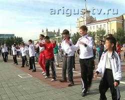 Массовой зарядкой на главной площади в Улан-Удэ отметили День физкультурника