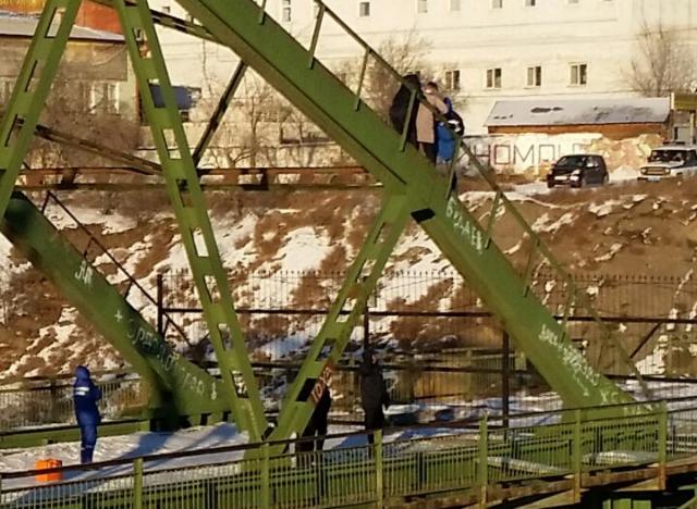В Улан-Удэ медик спас девушку от падения с моста (ФОТО)