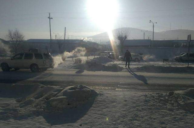 В Улан-Удэ из-за выхлопных газов водитель «Ниссана» сбил двух человек