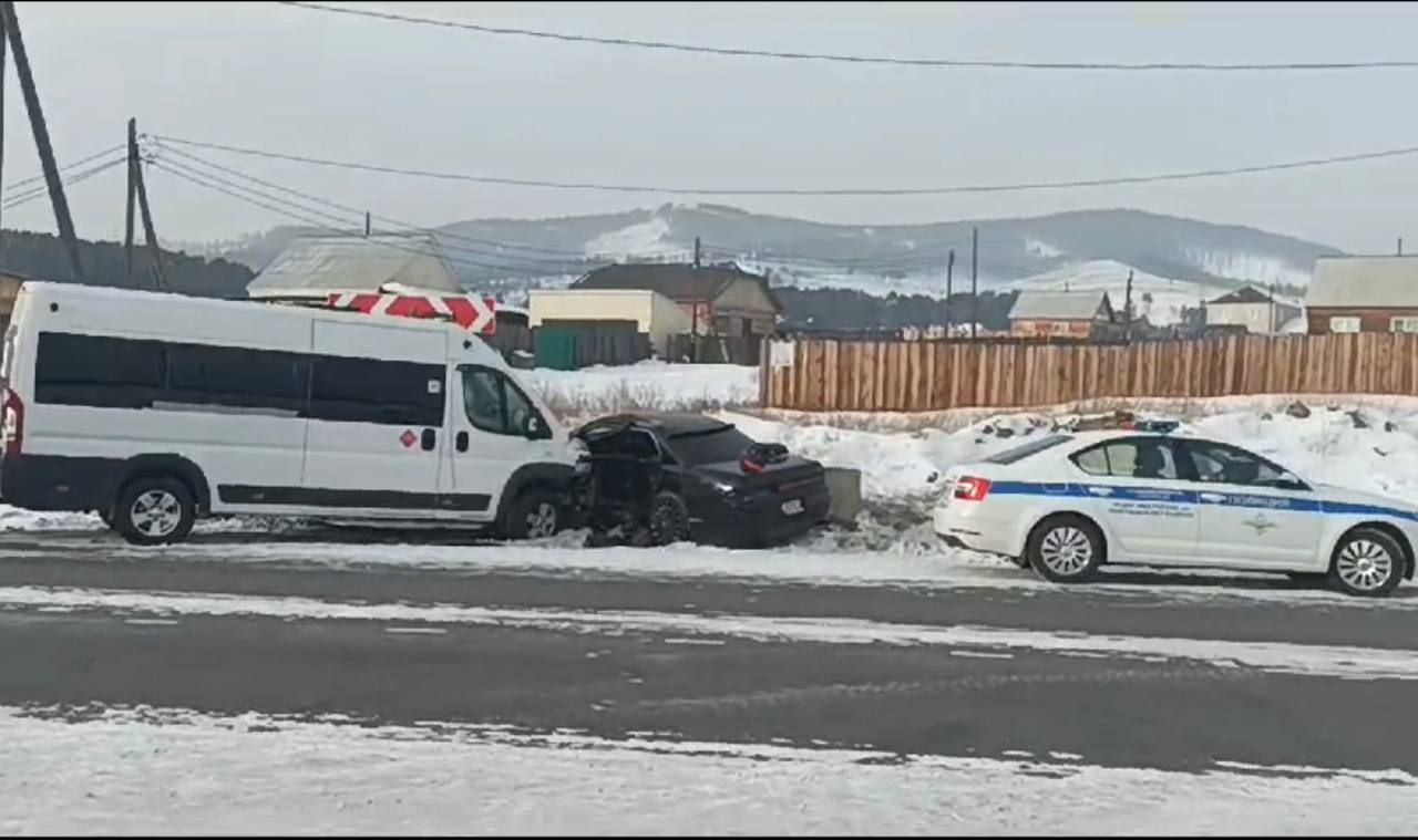 В пригороде Улан-Удэ маршрутка попала в ДТП с «Марком»