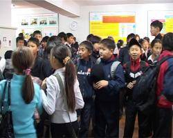 В одной из школ г.Улан-Удэ дети вынуждены в любую погоду ждать начала уроков на улице или в переполненном фойе