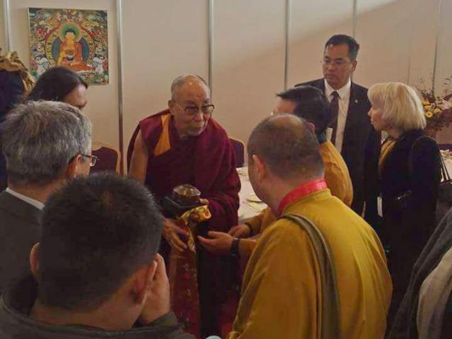 Бурятские мастера подарили Далай-ламе бронзовую юрту 
