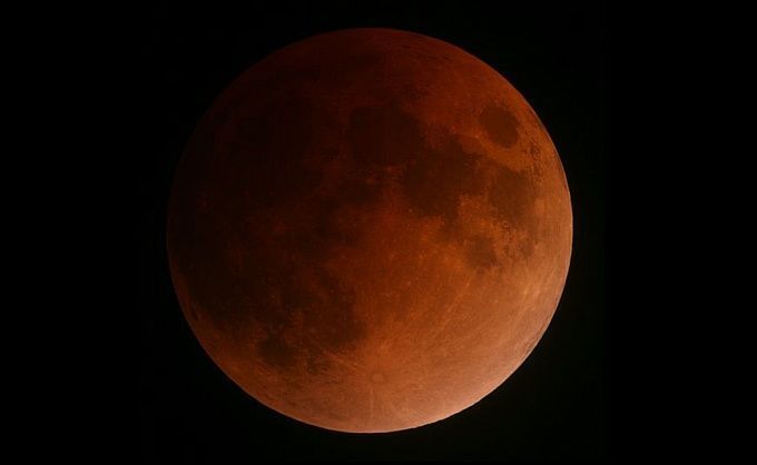 Жители Бурятии смогут увидеть красную луну