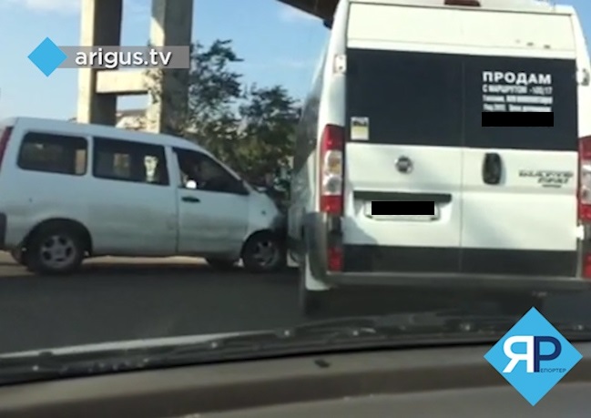 В Улан-Удэ микроавтобус столкнулся с минивэном (ФОТО)