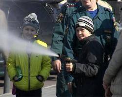 На площади Советов улан-удэнские школьники смогли почувствовать себя пожарными
