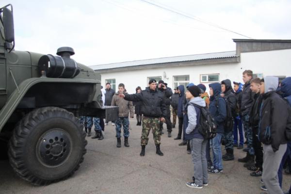 В Улан-Удэ подростки побывали в гостях у бойцов ОМОНа