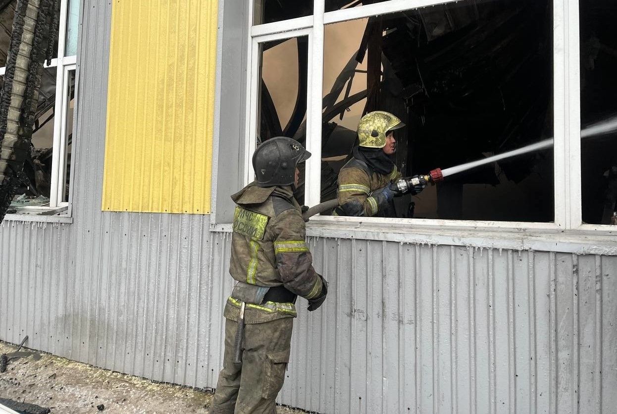 В Улан-Удэ полностью ликвидировали пожар в ТЦ «Гвоздь». Но проливка  продолжается