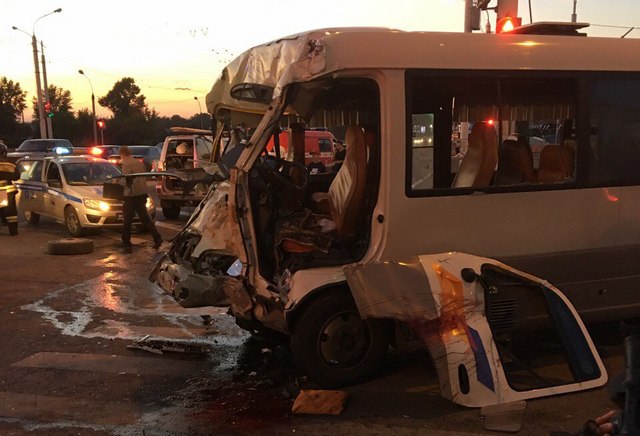 В Иркутске маршрутка с пассажирами столкнулась с автобусом, есть погибшие (ФОТО)