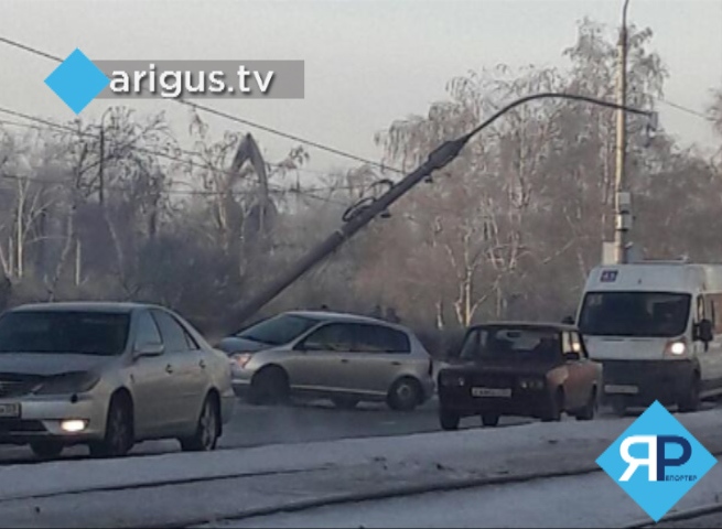 В Улан-Удэ водитель иномарки врезался в фонарный столб (ФОТО) 