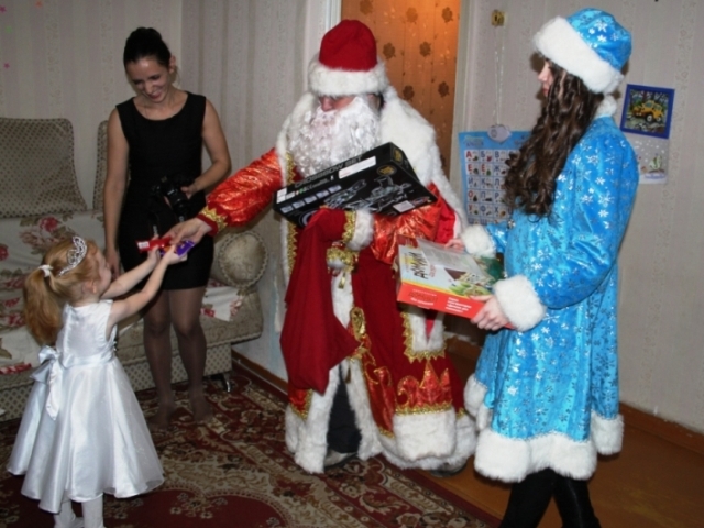Полицейские Дед Мороз и Снегурочка поздравили с Новым годом юных жителей Бурятии  