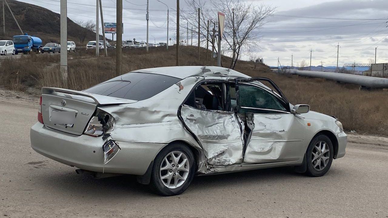 Два грузовика и легковушка столкнулись в Улан-Удэ. ВИДЕО