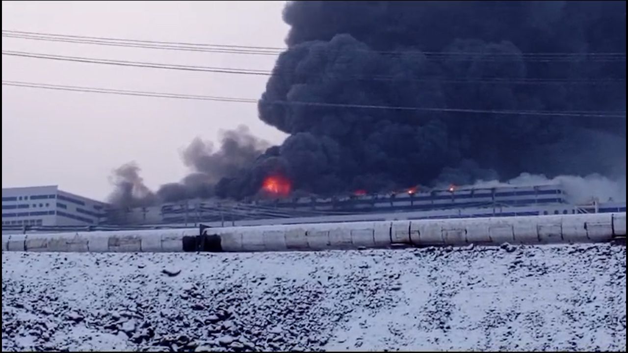 Мощные клубы дыма. Горит цех на горнодобывающем предприятии в Бурятии. ВИДЕО