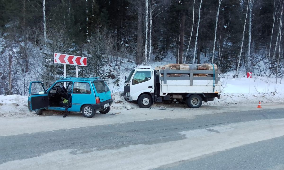 В Бурятии мужчина на «Оке» врезался в микрогрузовик с дровами