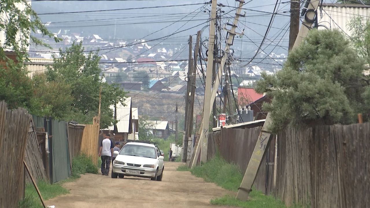 Жизнь под напряжением. «Уставшие» столбы угрожают жителям Улан-Удэ