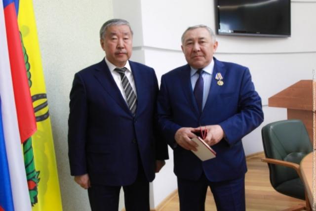 В Улан-Удэ главе Советского района вручили медаль и освободили его от должности