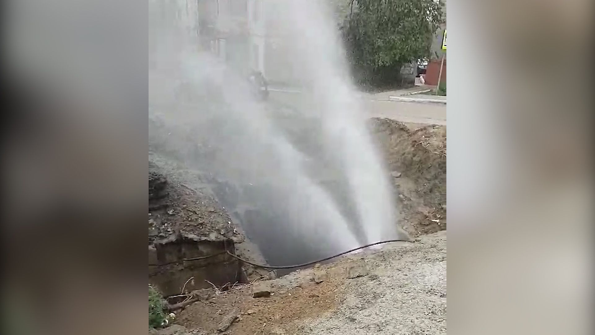 Когда дадут воду в улан удэ. Фонтан из под земли. Авария Водоканал. Фонтан Улан Удэ.