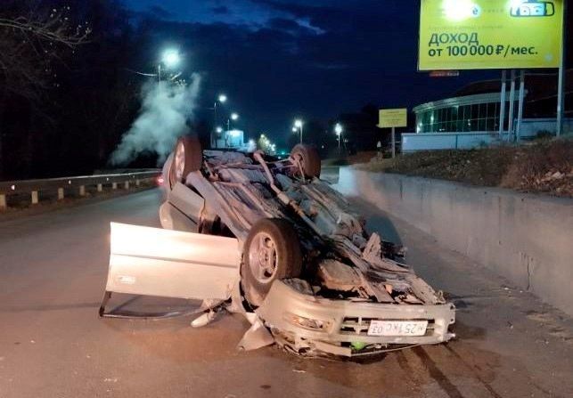 В Улан-Удэ спасателям пришлось вытаскивать водителя из перевернувшегося авто В Улан-Удэ спасателям пришлось вытаскивать водителя из перевернувшегося авто