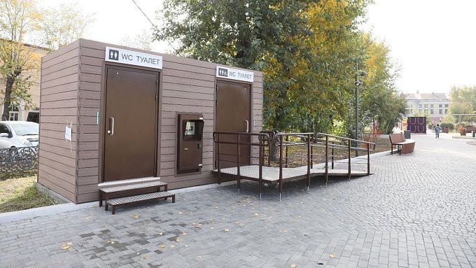 «Не нужно дергать двери»: В Улан-Удэ сломался новый туалет на Гостиных рядах