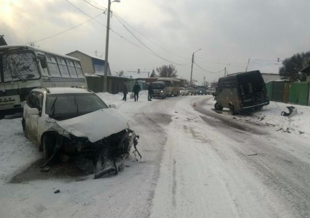 В Улан-Удэ в ДТП с участием микроавтобуса пострадали три пассажира (ФОТО)