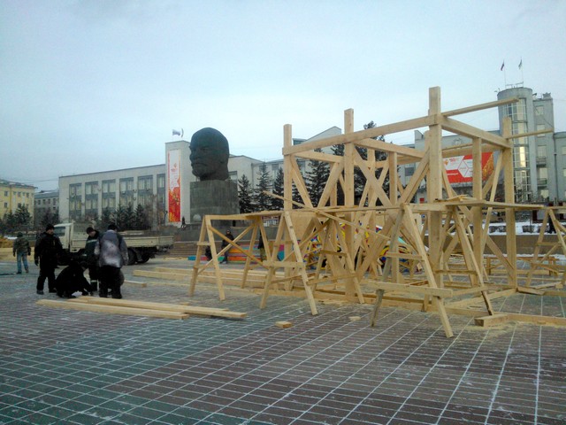На площади Советов в Улан-Удэ началось строительство новогоднего городка
