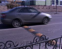 Что пешеходу хорошо, то водителю - преграда. В Улан-Удэ появились новые светофор и «полицейский»