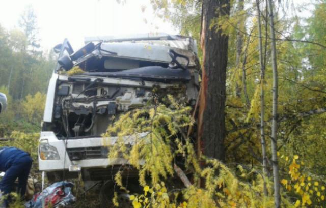 В Бурятии водитель самосвала съехал с трассы и врезался в дерево (ФОТО)