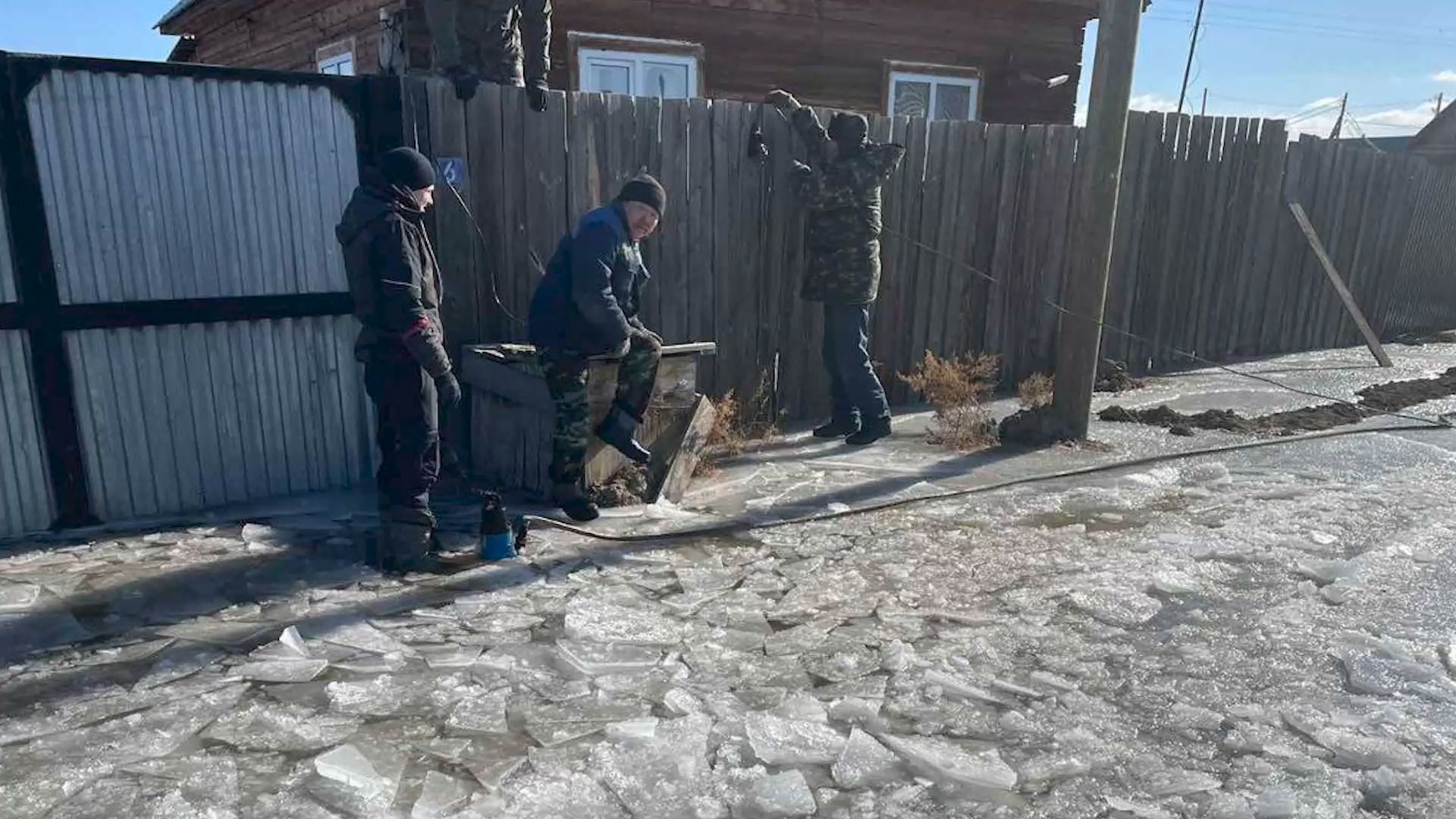 Вода во дворах и подпольях, но не в кранах. В пригороде Улан-Удэ произошла  крупная авария