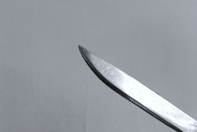 Житель Бурятии оскорбил приятельницу и получил два удара ножом