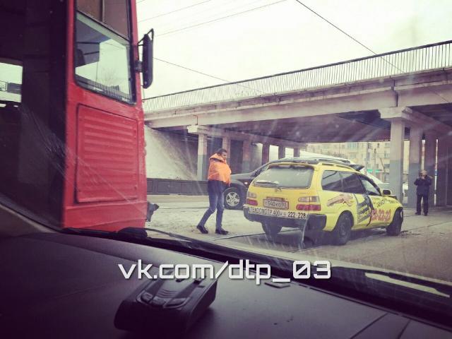 В центре Улан-Удэ на трамвайных путях столкнулись два автомобиля