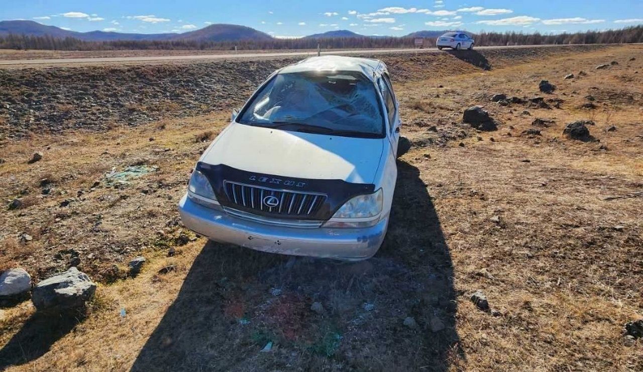 «Лексус» перевернулся на трассе в Бурятии