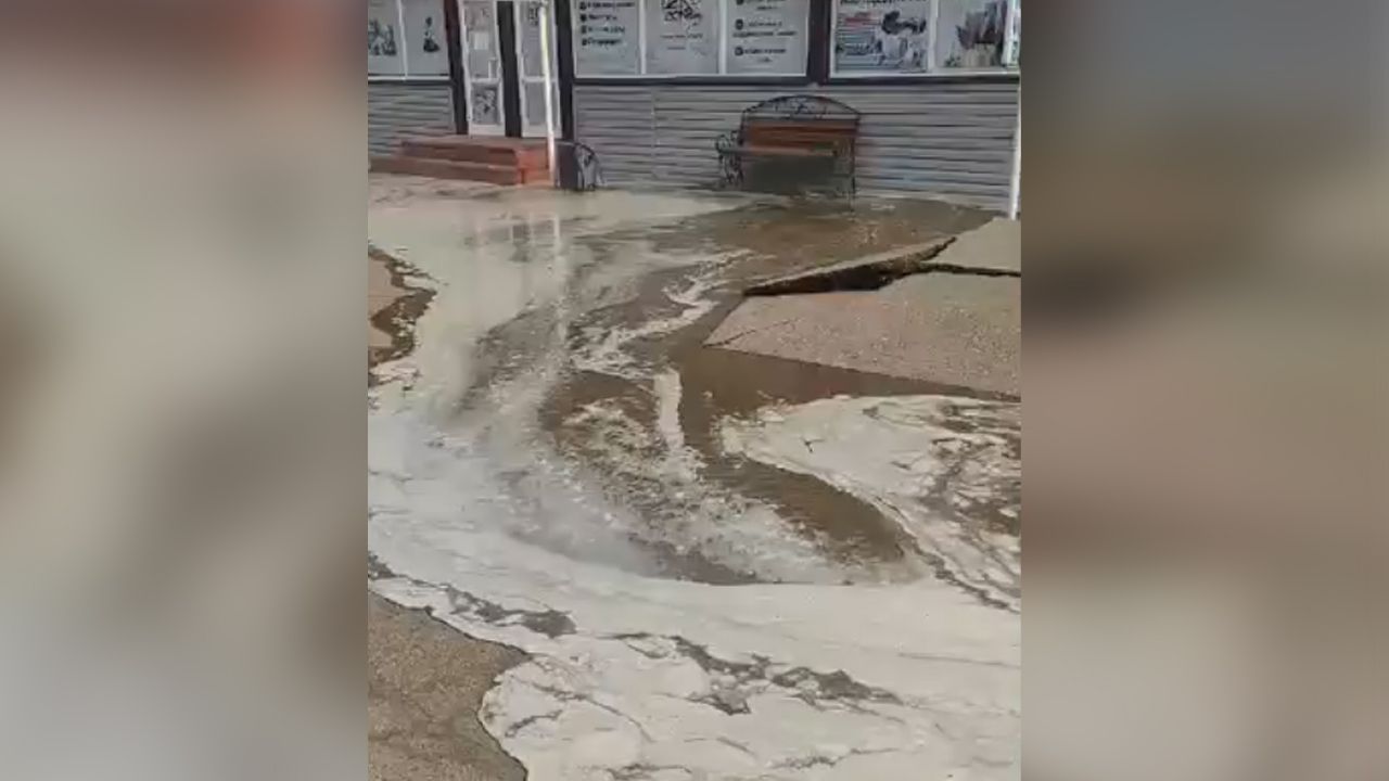 «Хлещет и хлещет». Вода забила из-под асфальта в Улан-Удэ