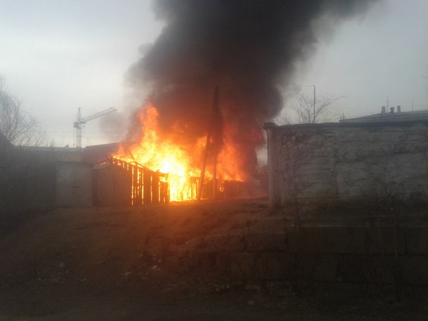 В Улан-Удэ десять человек тушили пожар на кладовке в районе ПВЗ