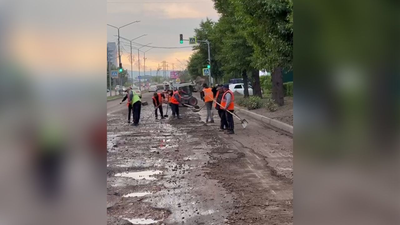 В Улан-Удэ дырявую улицу Борсоева решили экстренно залатать