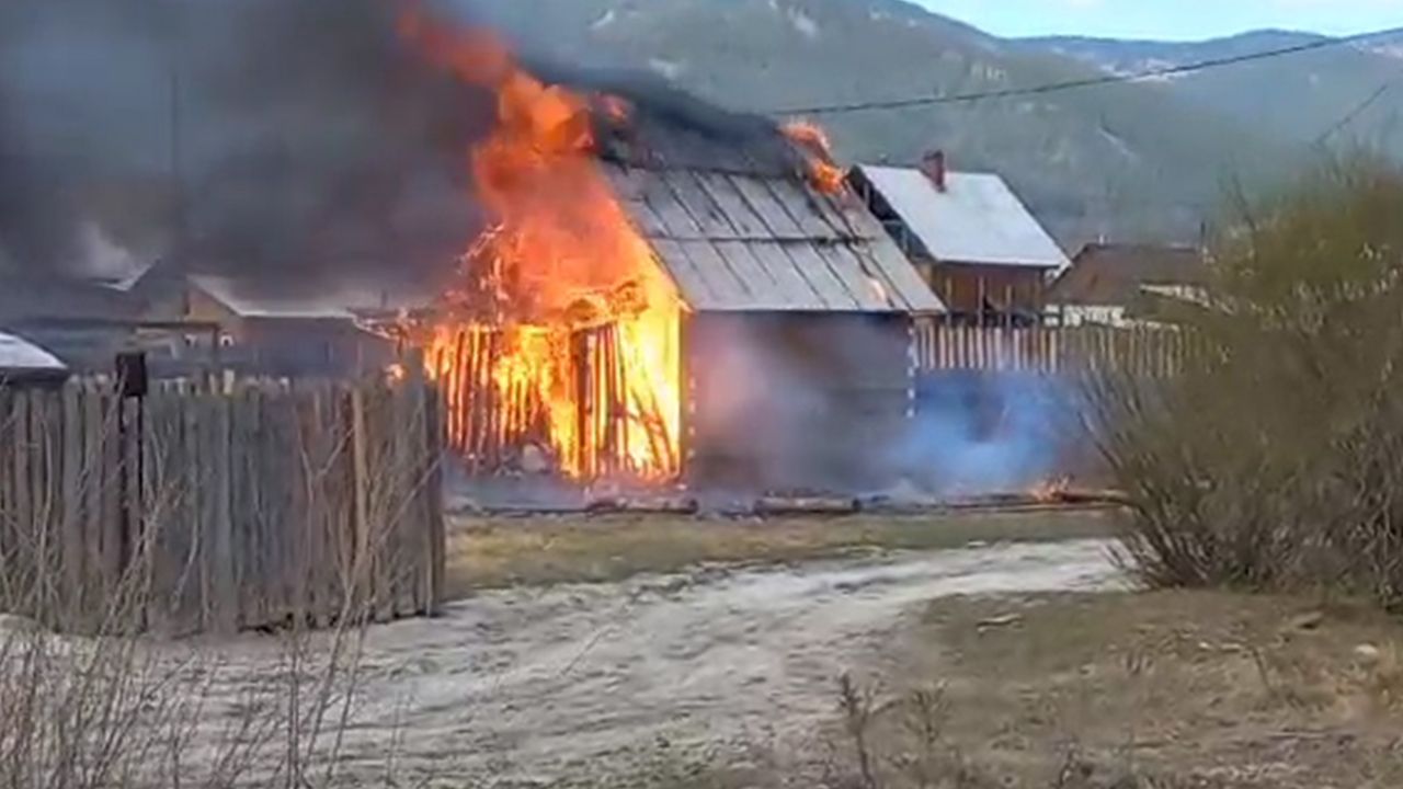 В пригороде Улан-Удэ вспыхнул дом, в котором было трое детей. ВИДЕО