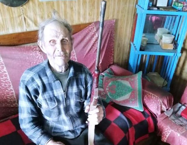 90-летний житель Бурятии нашел ружье под полом в кухне