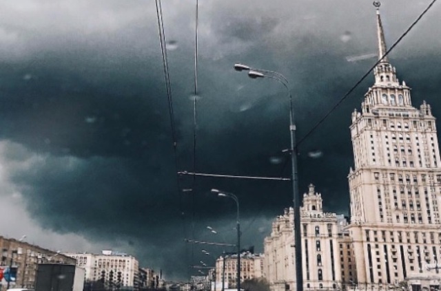В результате урагана в Москве погибли 11 человек 