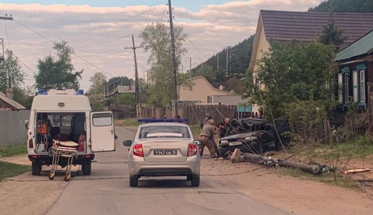 В Бурятии автомобиль влетел в электроопору. Есть погибшие