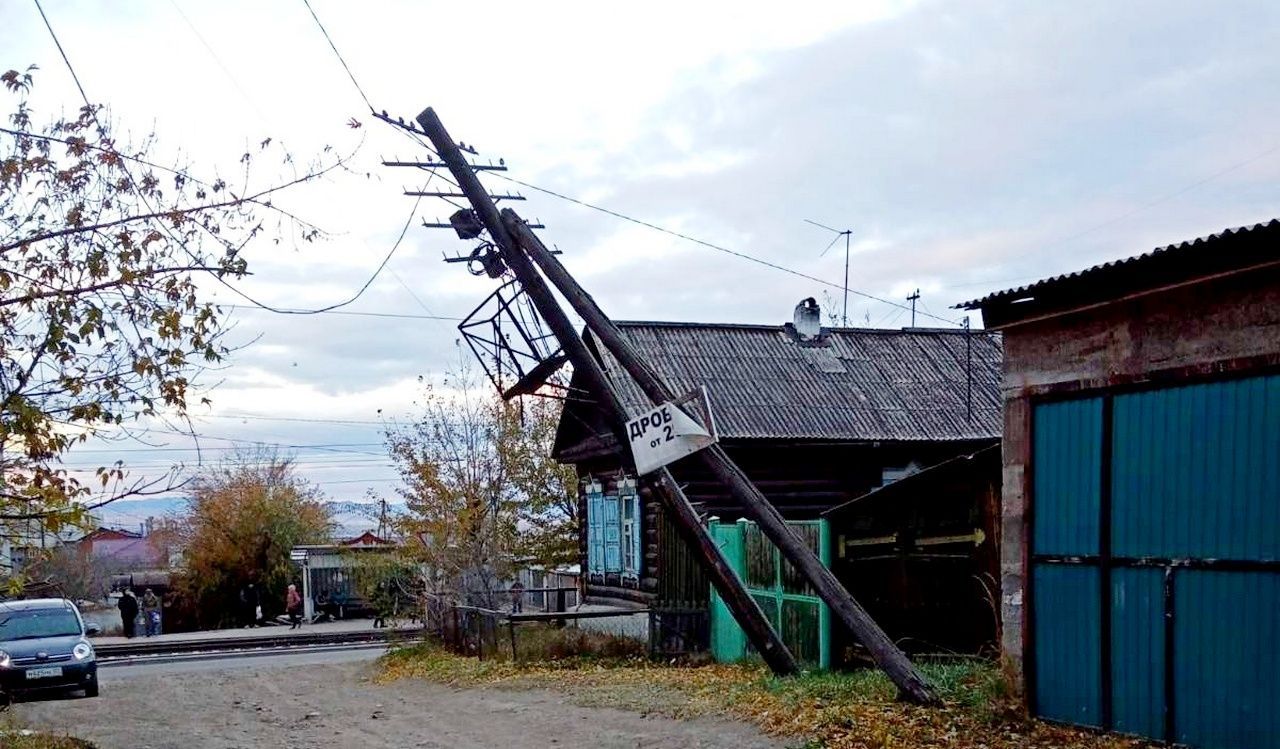 Поваленные деревья и столбы. В Улан-Удэ устраняют ночной разгул стихии