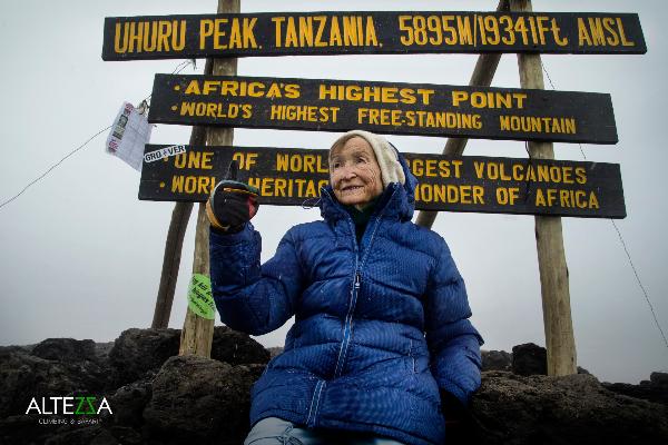 86-летняя экстремалка из Улан-Удэ встретила рассвет и станцевала танго на вершине Килиманджаро