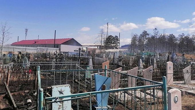 Разрастающееся кладбище подступает к домам жителей пригорода Улан-Удэ
