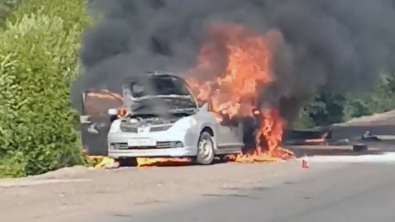 Автомобиль загорелся прямо на трассе в Бурятии. ВИДЕО