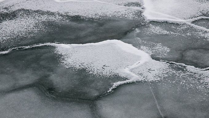 Еще одна льдина с рыбаками оторвалась от Байкала